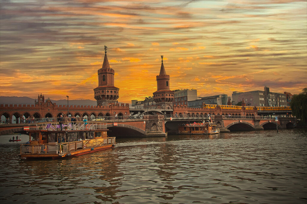 Sonnige Kulisse: Hauptstadtfloß 1 und 2 an der Oberbaumbrücke