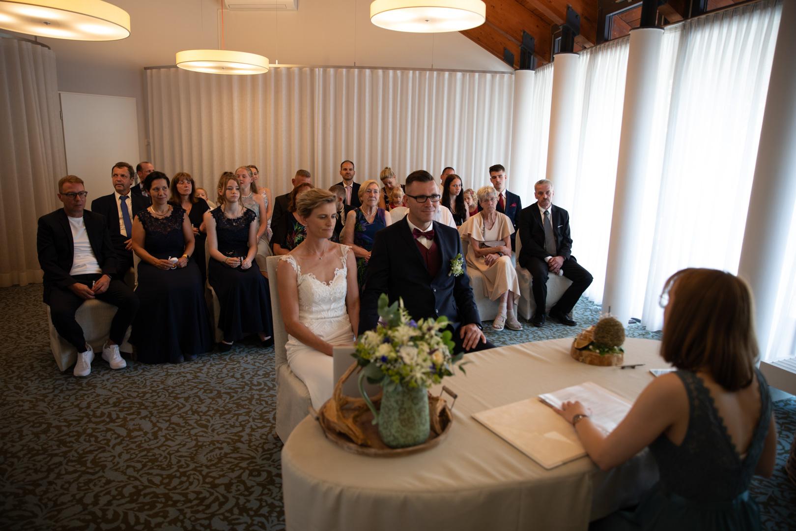 Hochzeitsgesellschaft im Standesamt